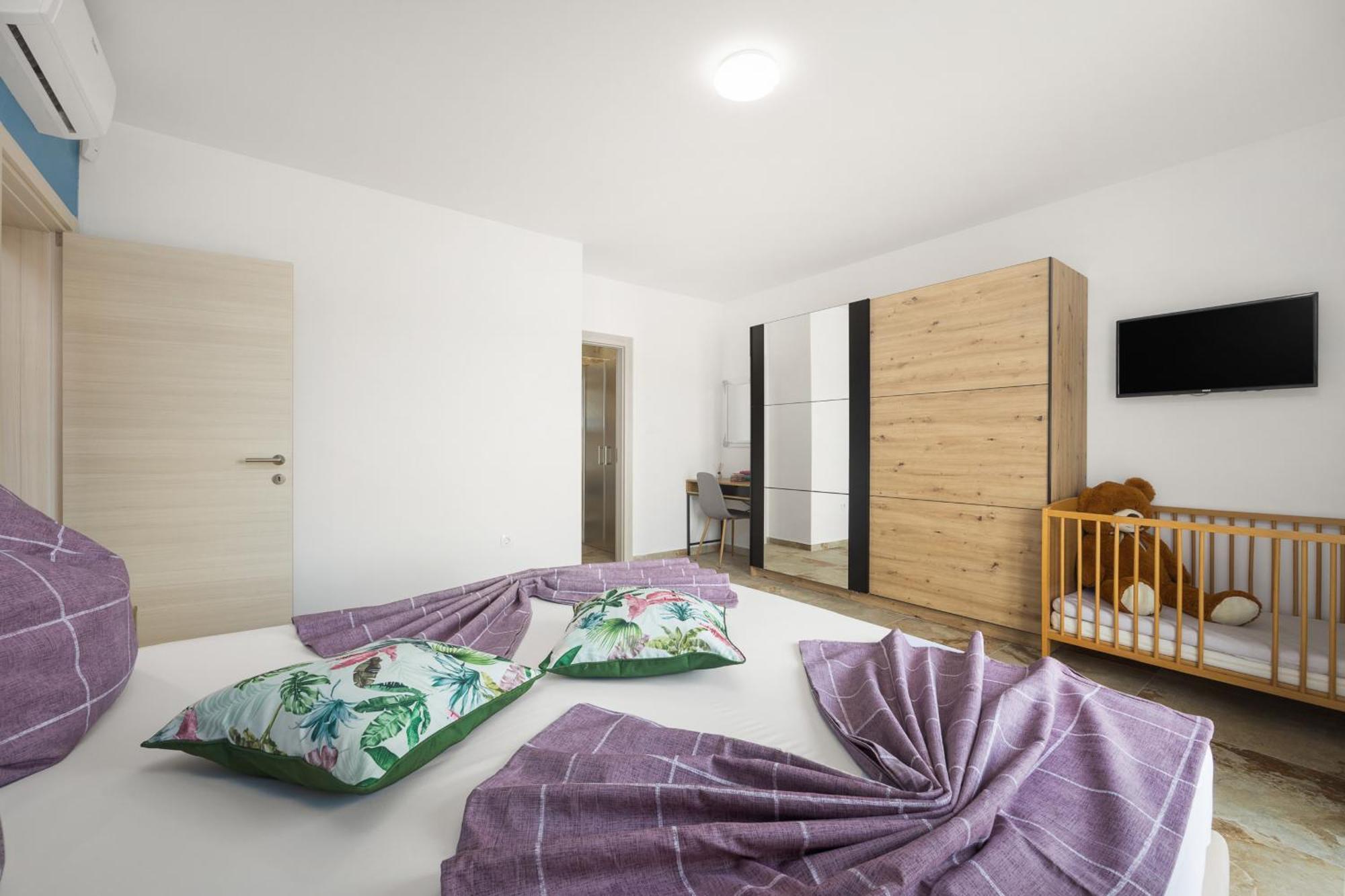 Villa Nur For 10 People Near With 45 M2 Private Pool & Jacuzzi Only 2 Km From Pula