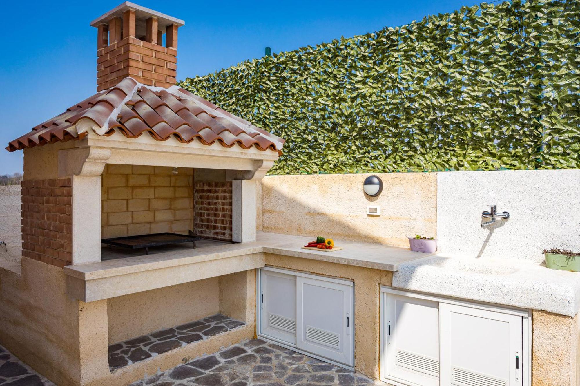 Nur For 10 People Near With 45 M2 Private Pool & Jacuzzi Only 2 Km From Villa