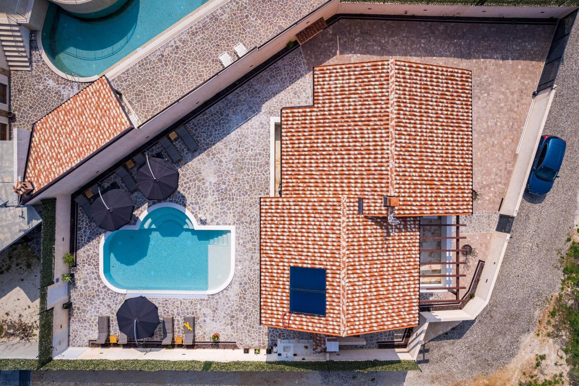 Villa Nur For 10 People Near With 45 M2 Private Pool & Jacuzzi Only 2 Km From Pula