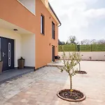 Villa Nur For 10 People Near Pula With 45 M2 Private Pool & Jacuzzi Only 2 Km From Beach