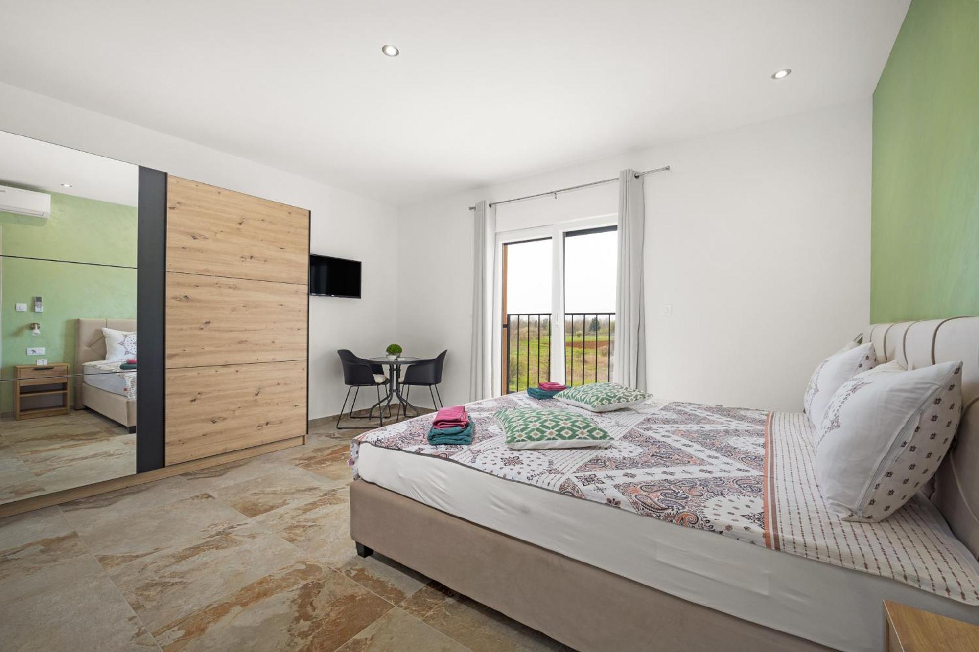 Nur For 10 People Near With 45 M2 Private Pool & Jacuzzi Only 2 Km From Villa Pula