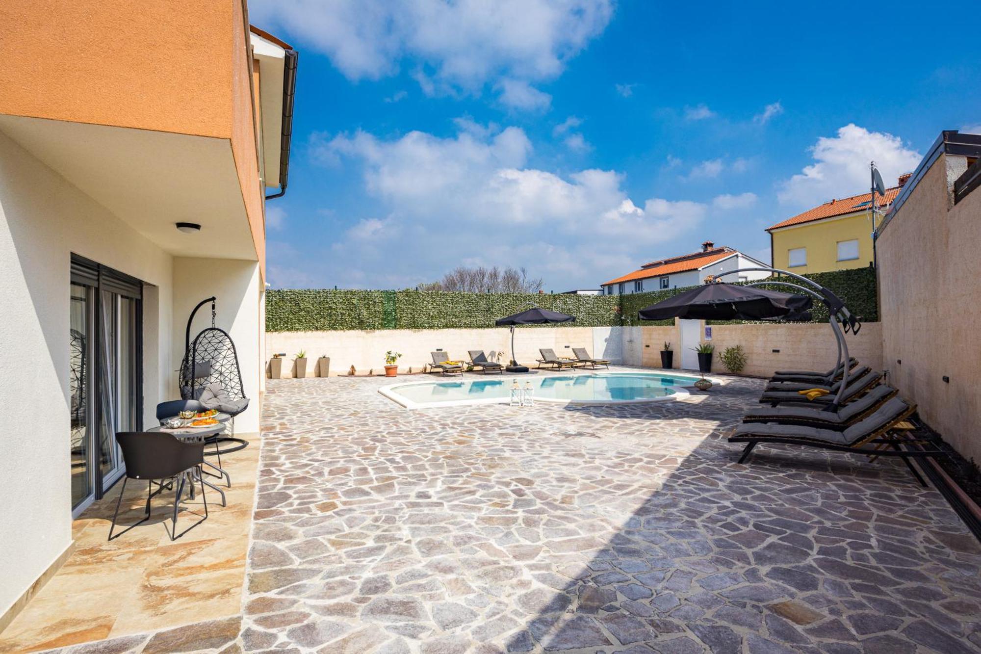Nur For 10 People Near With 45 M2 Private Pool & Jacuzzi Only 2 Km From *