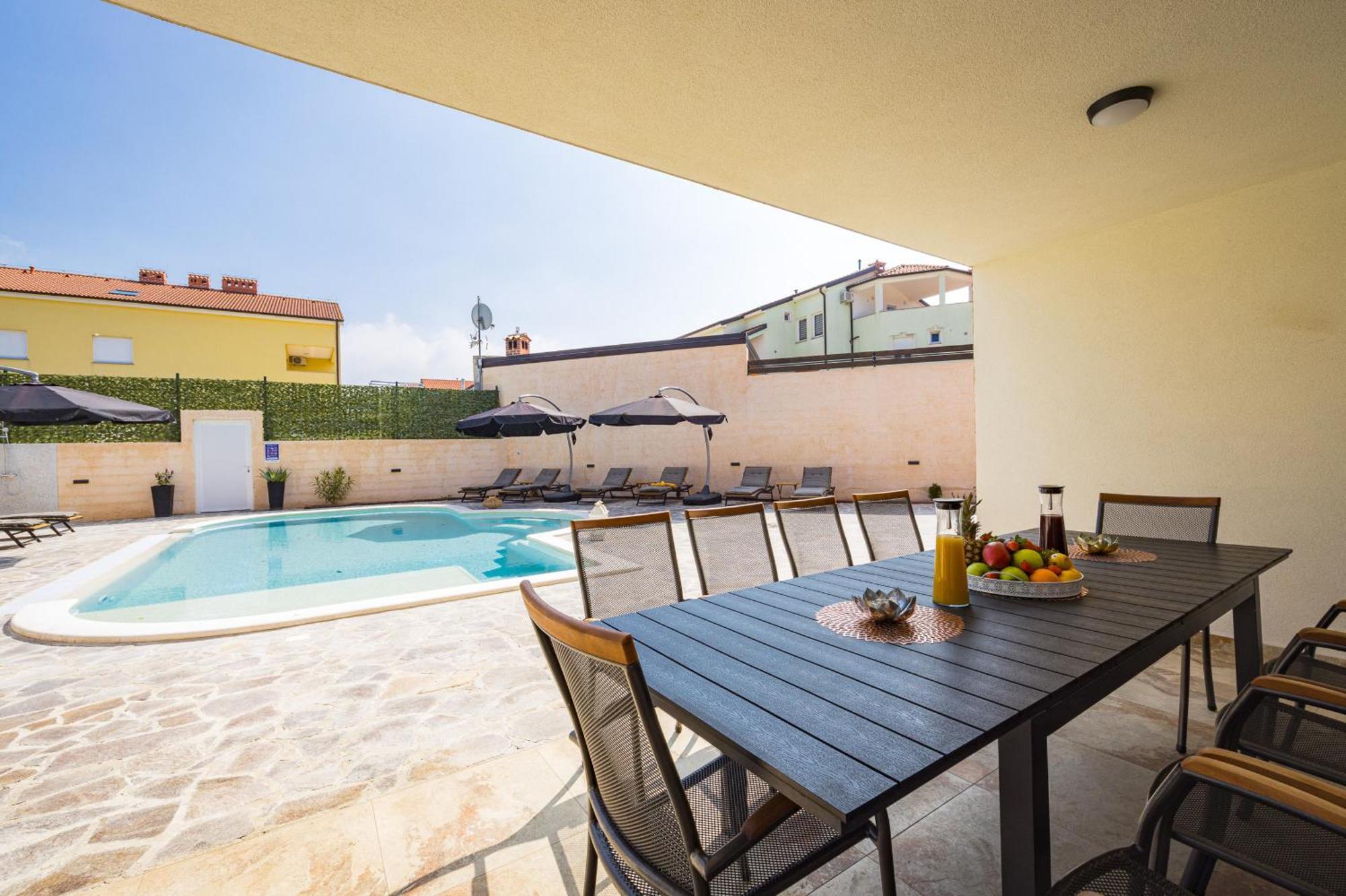 Nur For 10 People Near With 45 M2 Private Pool & Jacuzzi Only 2 Km From *