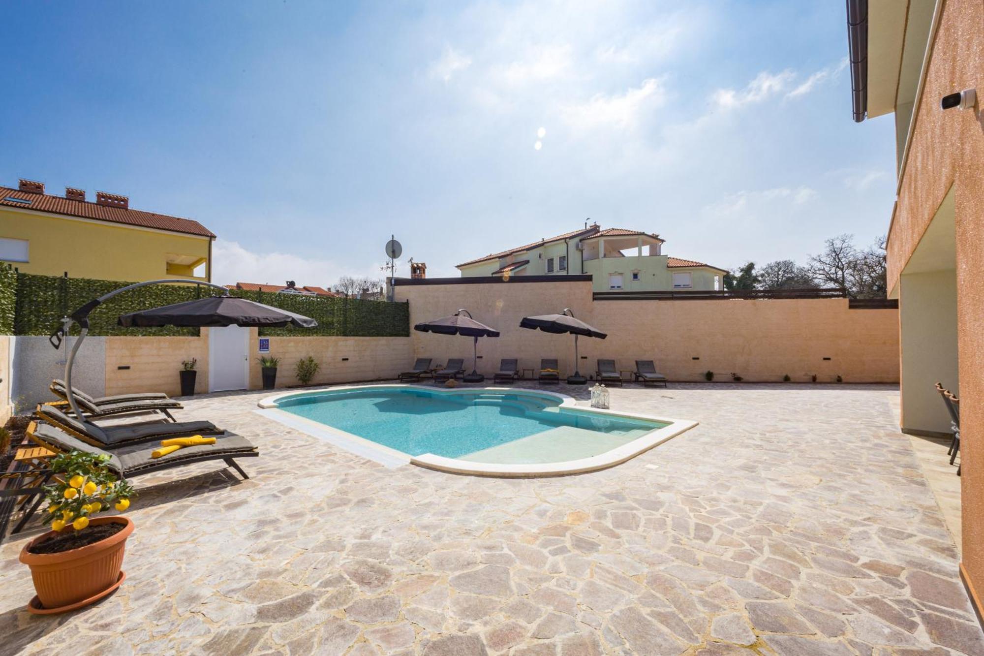 Nur For 10 People Near With 45 M2 Private Pool & Jacuzzi Only 2 Km From Villa Pula