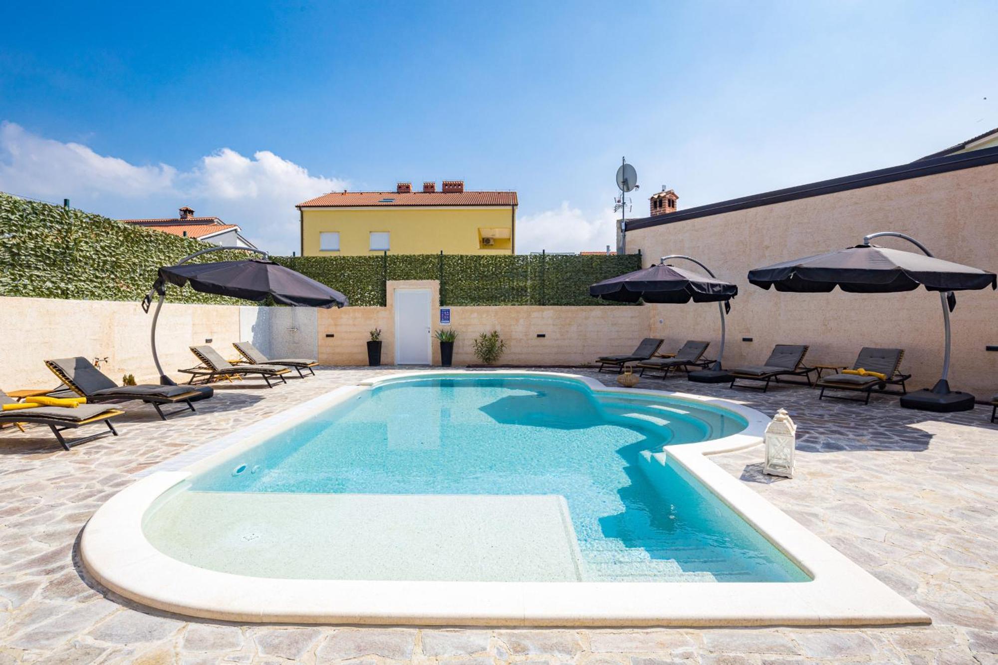Nur For 10 People Near With 45 M2 Private Pool & Jacuzzi Only 2 Km From Pula