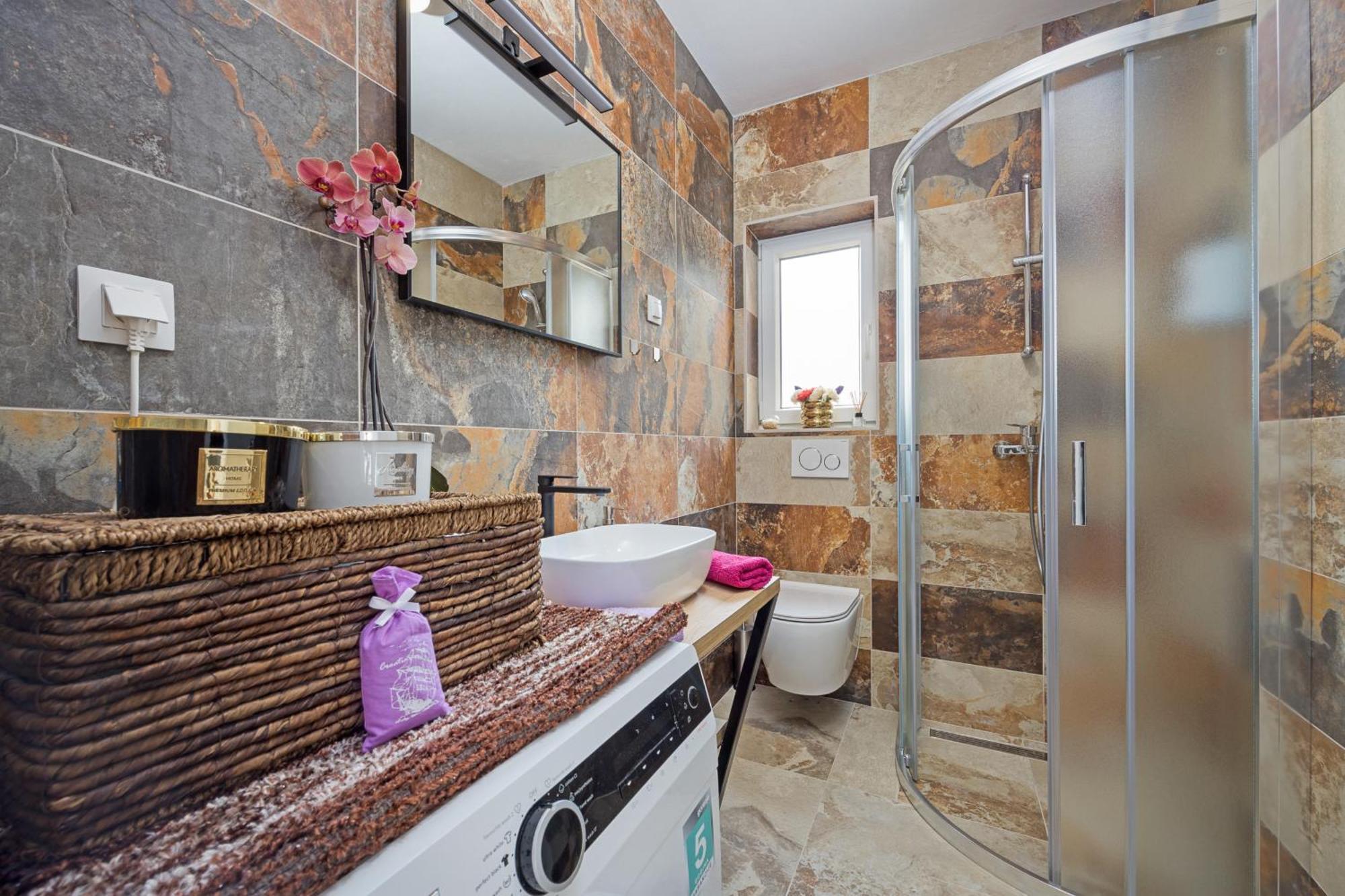 Nur For 10 People Near With 45 M2 Private Pool & Jacuzzi Only 2 Km From Vila Pula