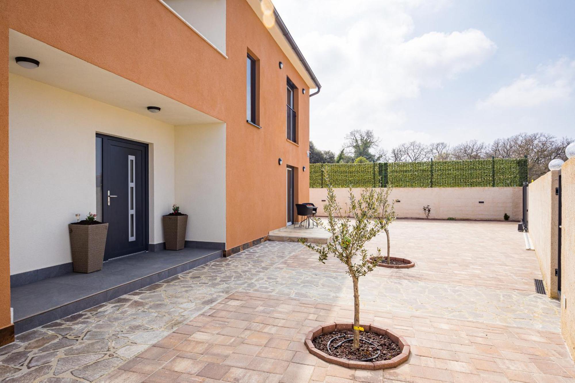Nur For 10 People Near With 45 M2 Private Pool & Jacuzzi Only 2 Km From Vila