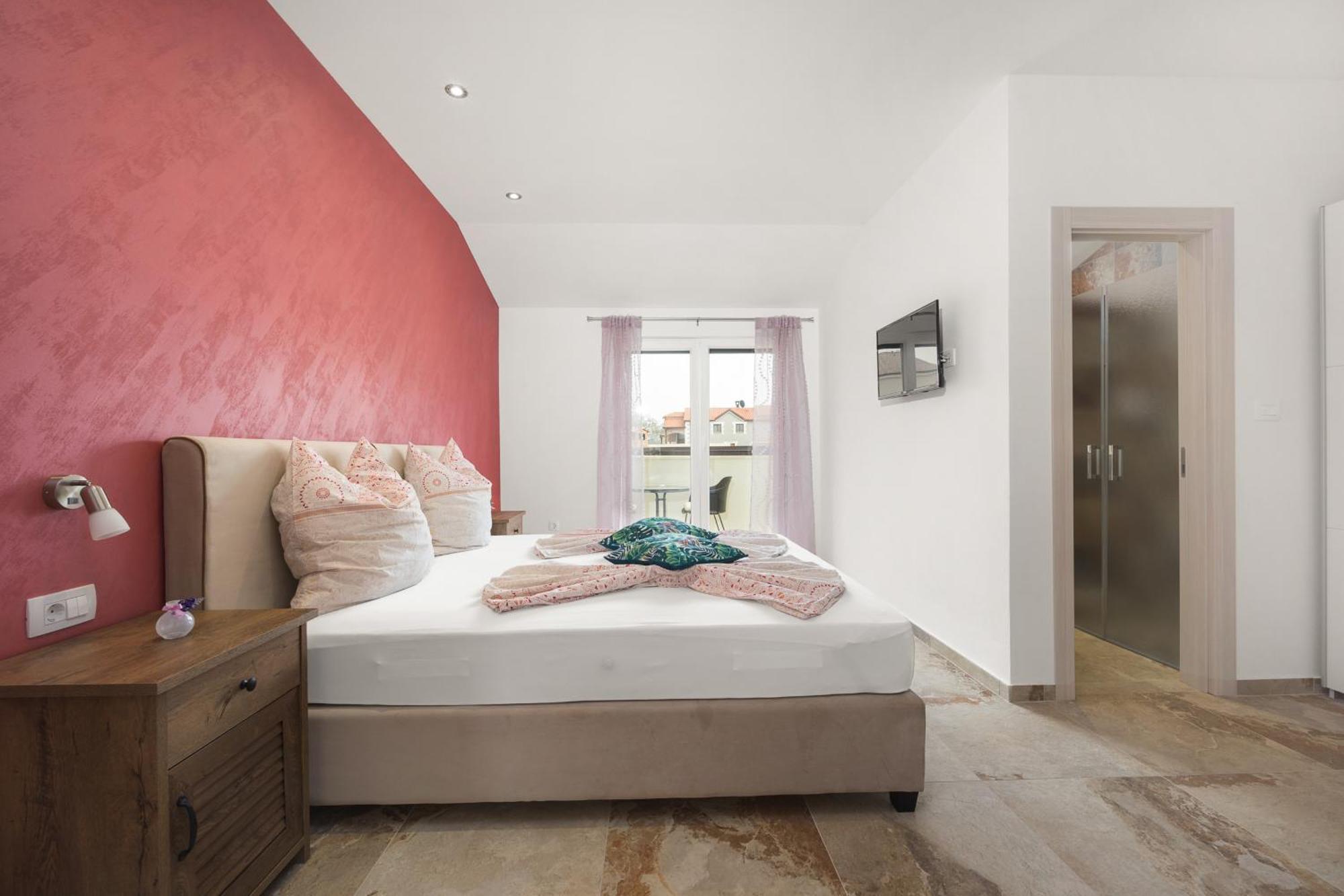 Vila Nur For 10 People Near With 45 M2 Private Pool & Jacuzzi Only 2 Km From Pula