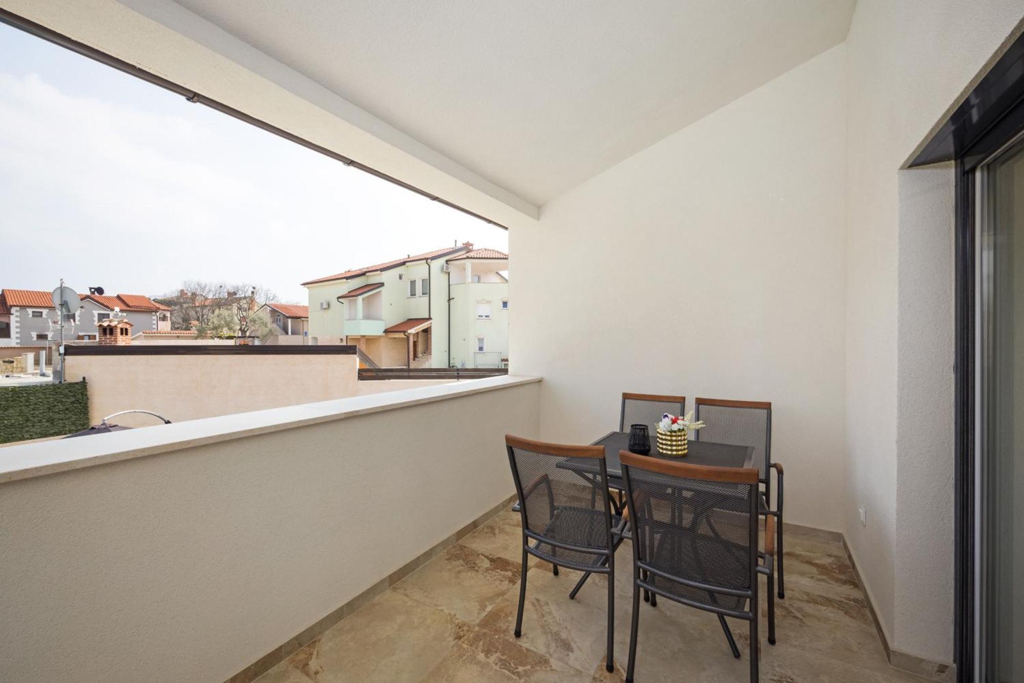 Nur For 10 People Near With 45 M2 Private Pool & Jacuzzi Only 2 Km From *