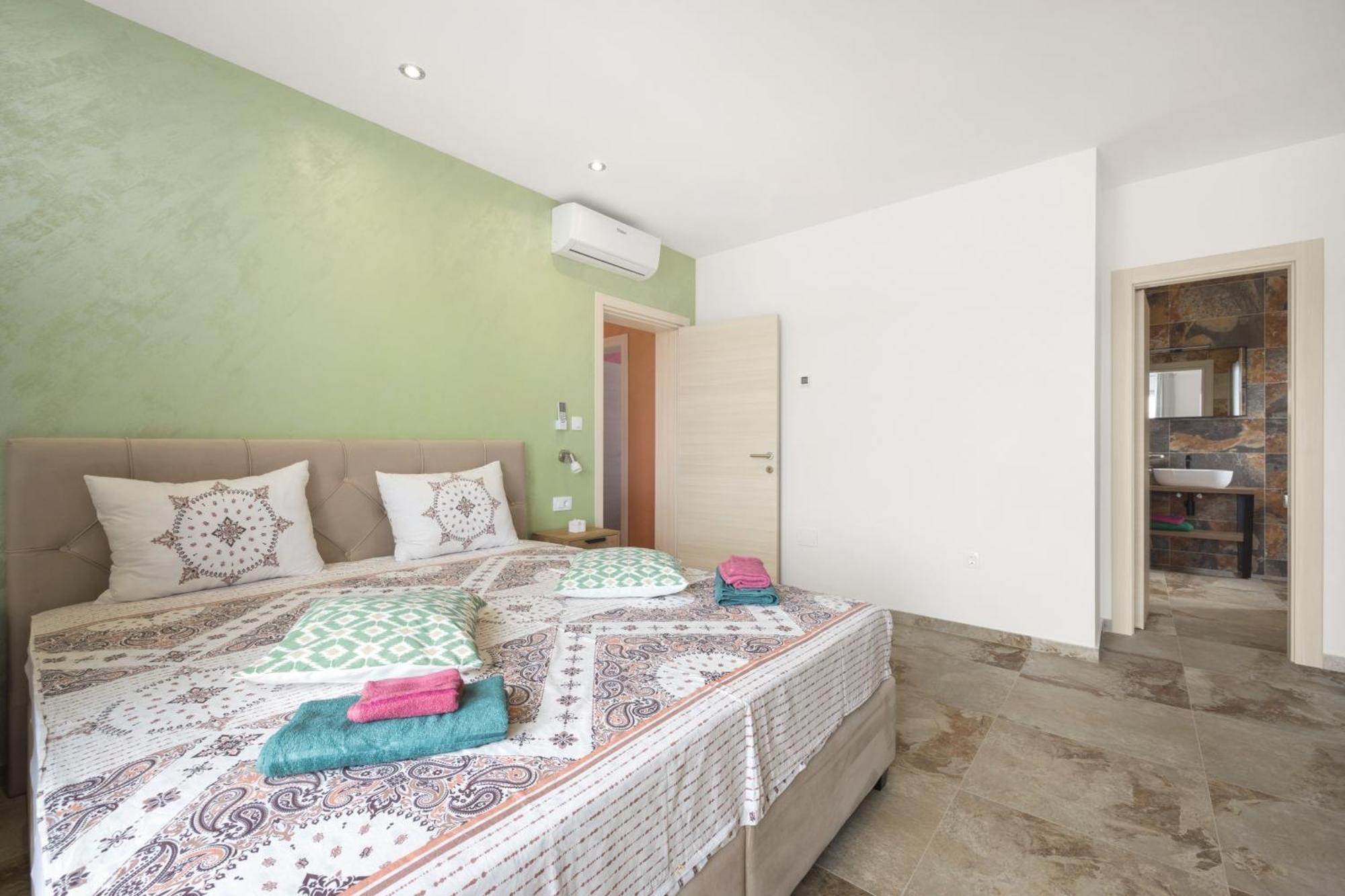 Vila Nur For 10 People Near With 45 M2 Private Pool & Jacuzzi Only 2 Km From