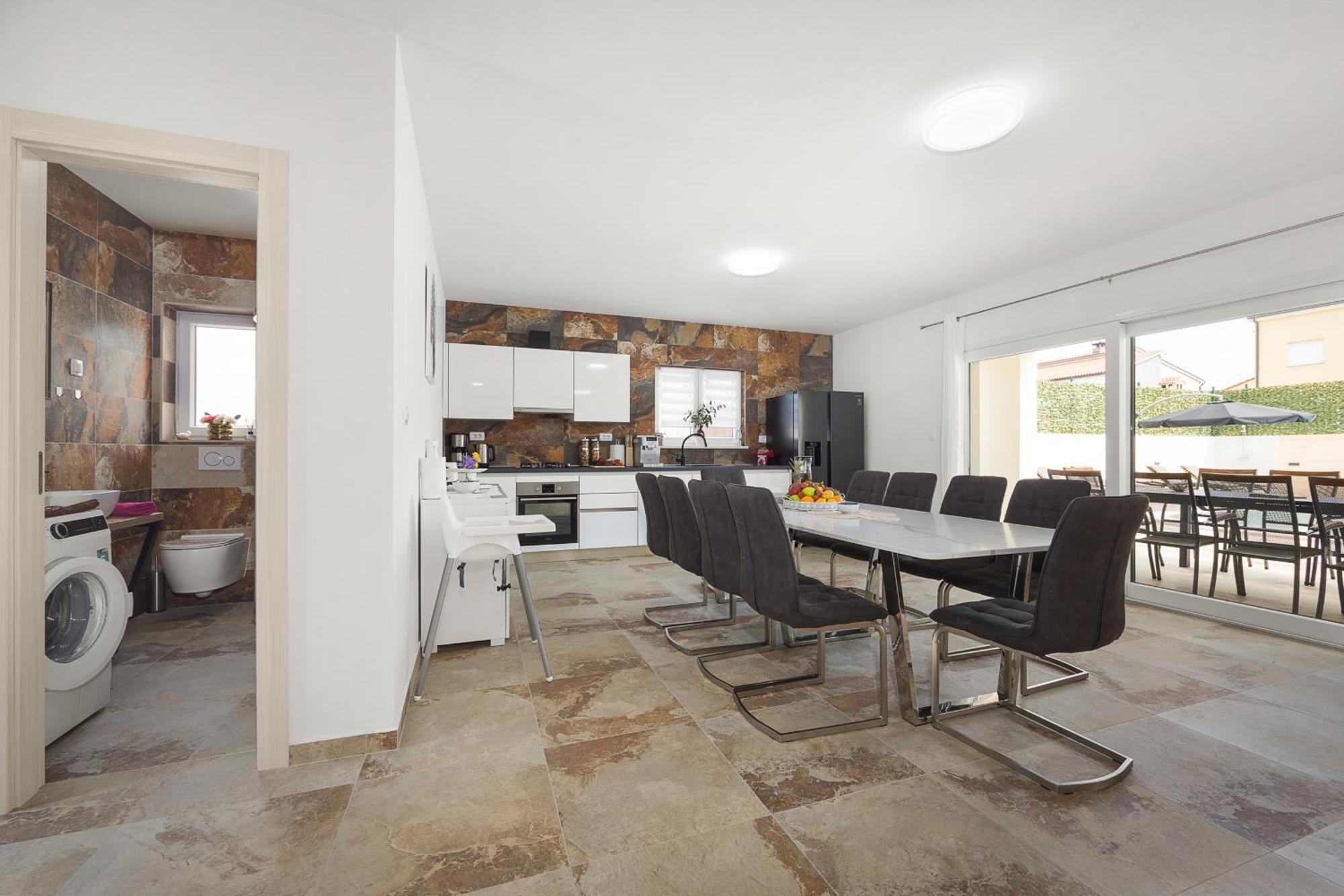 Nur For 10 People Near With 45 M2 Private Pool & Jacuzzi Only 2 Km From *