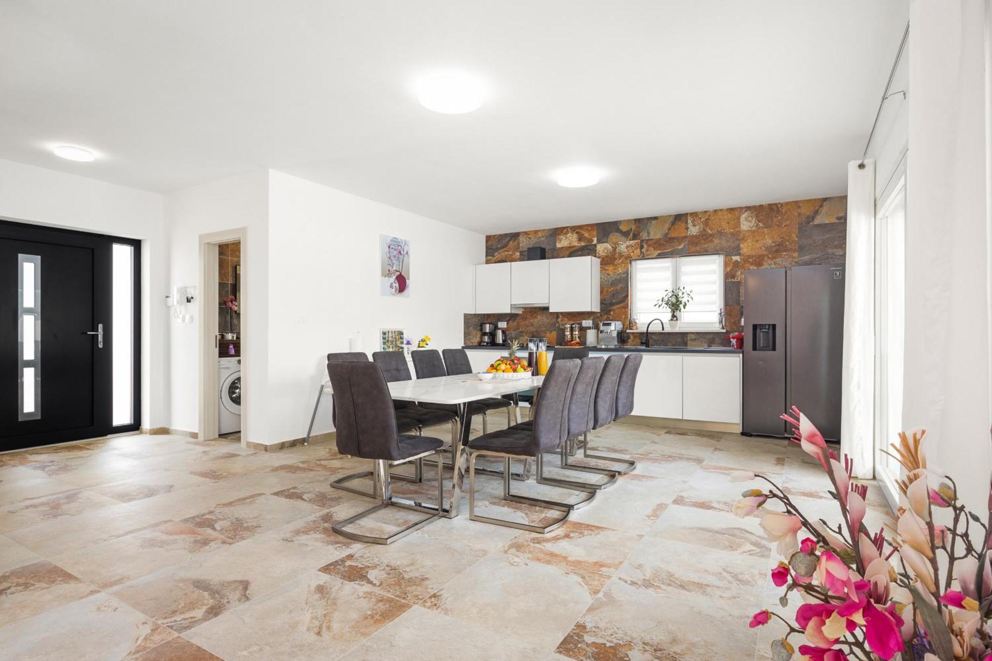 Nur For 10 People Near With 45 M2 Private Pool & Jacuzzi Only 2 Km From Vila