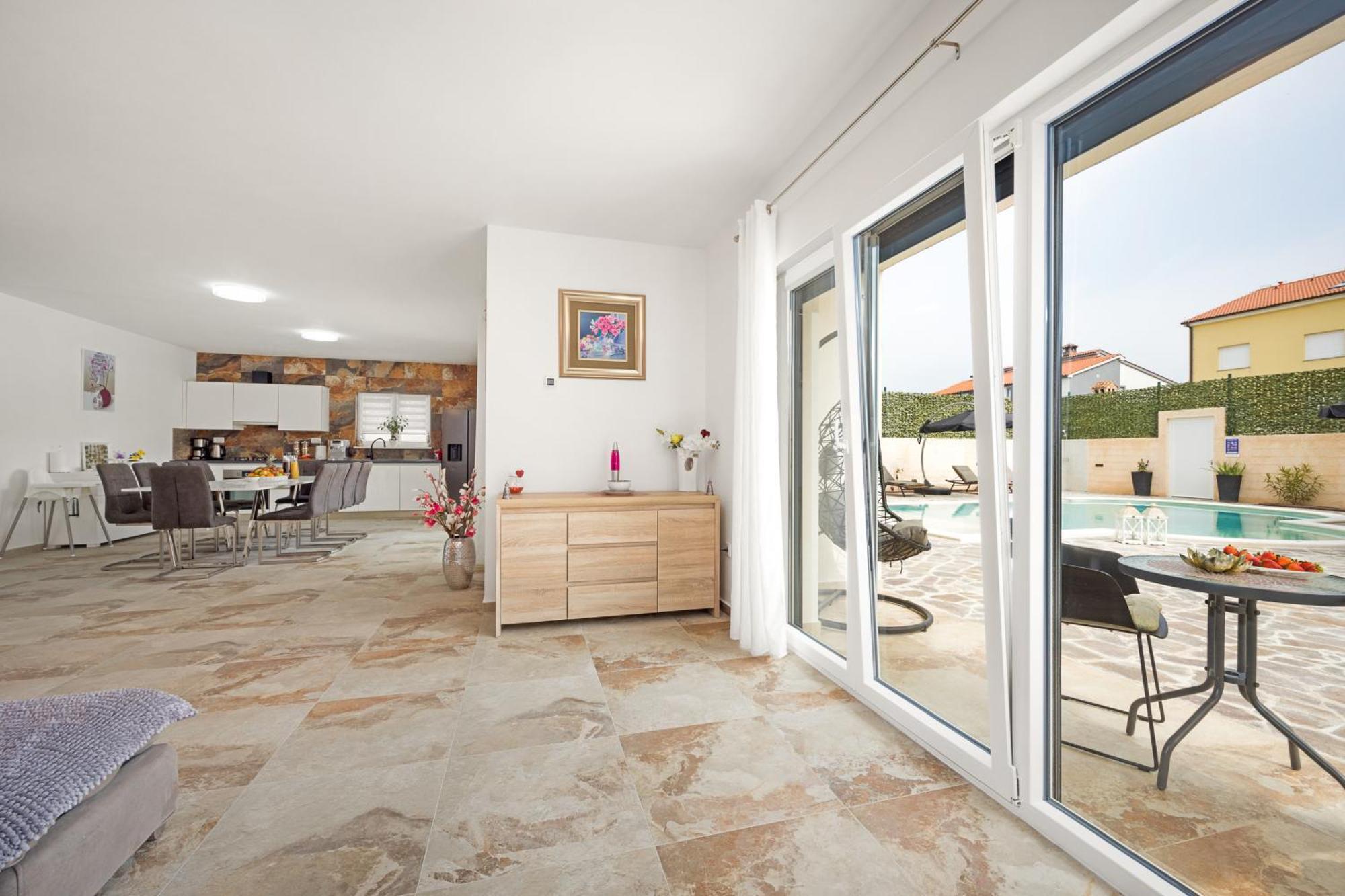Nur For 10 People Near With 45 M2 Private Pool & Jacuzzi Only 2 Km From Pula