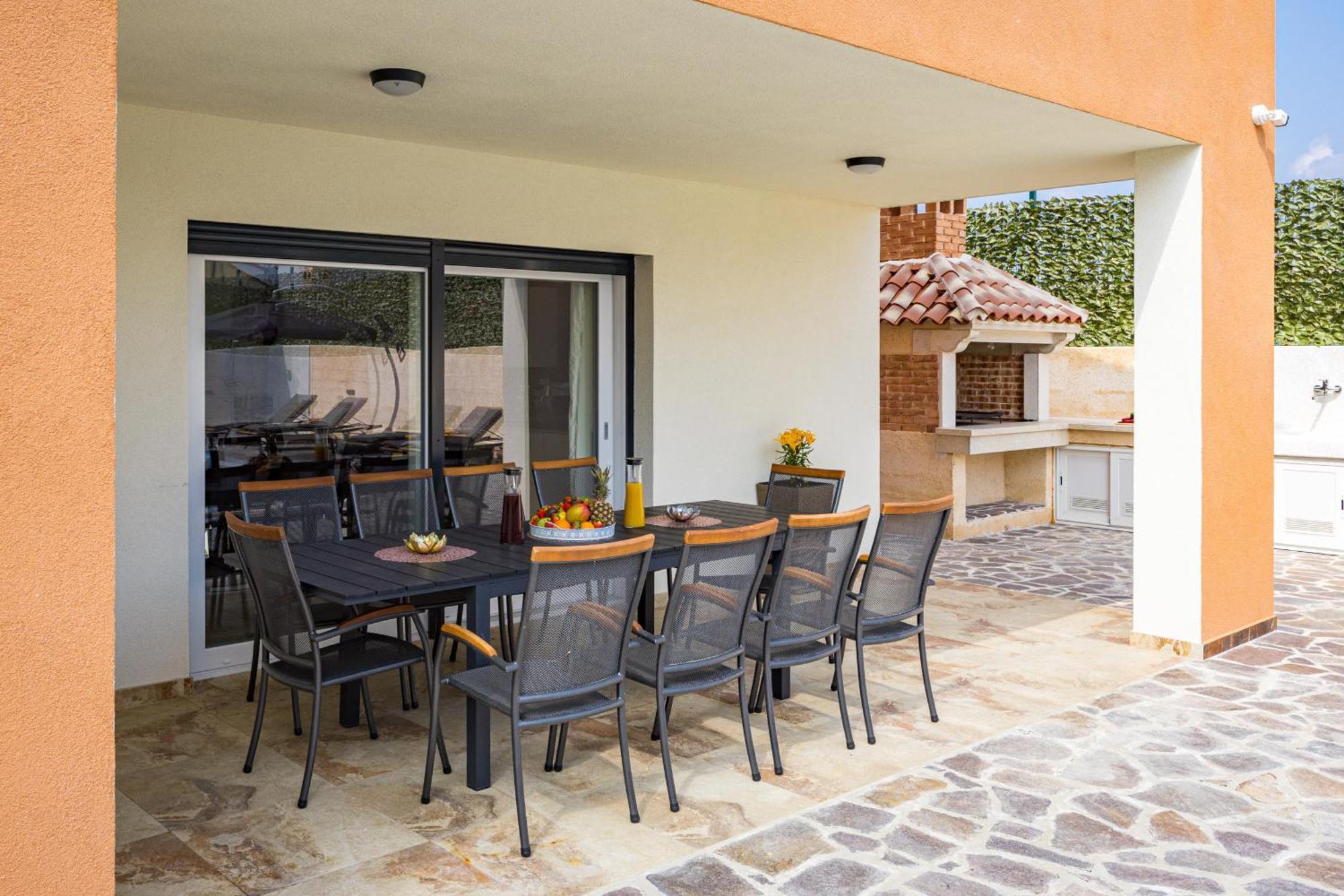 Nur For 10 People Near With 45 M2 Private Pool & Jacuzzi Only 2 Km From Vila