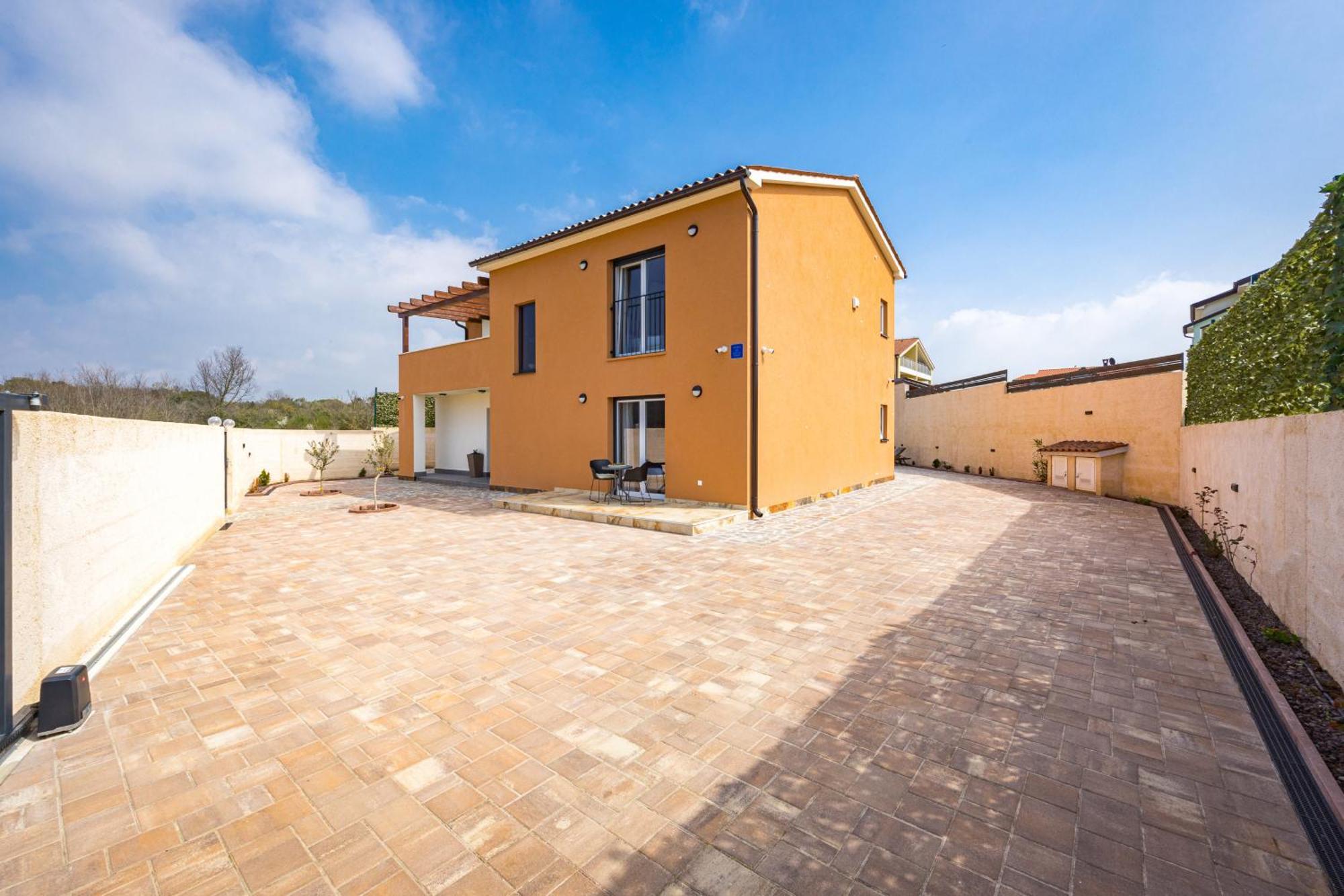 Nur For 10 People Near With 45 M2 Private Pool & Jacuzzi Only 2 Km From Vila