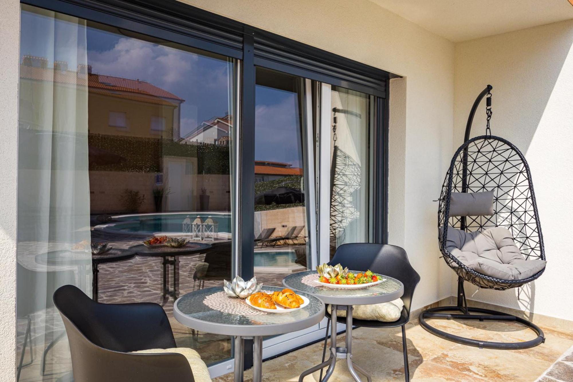 Vila Nur For 10 People Near With 45 M2 Private Pool & Jacuzzi Only 2 Km From