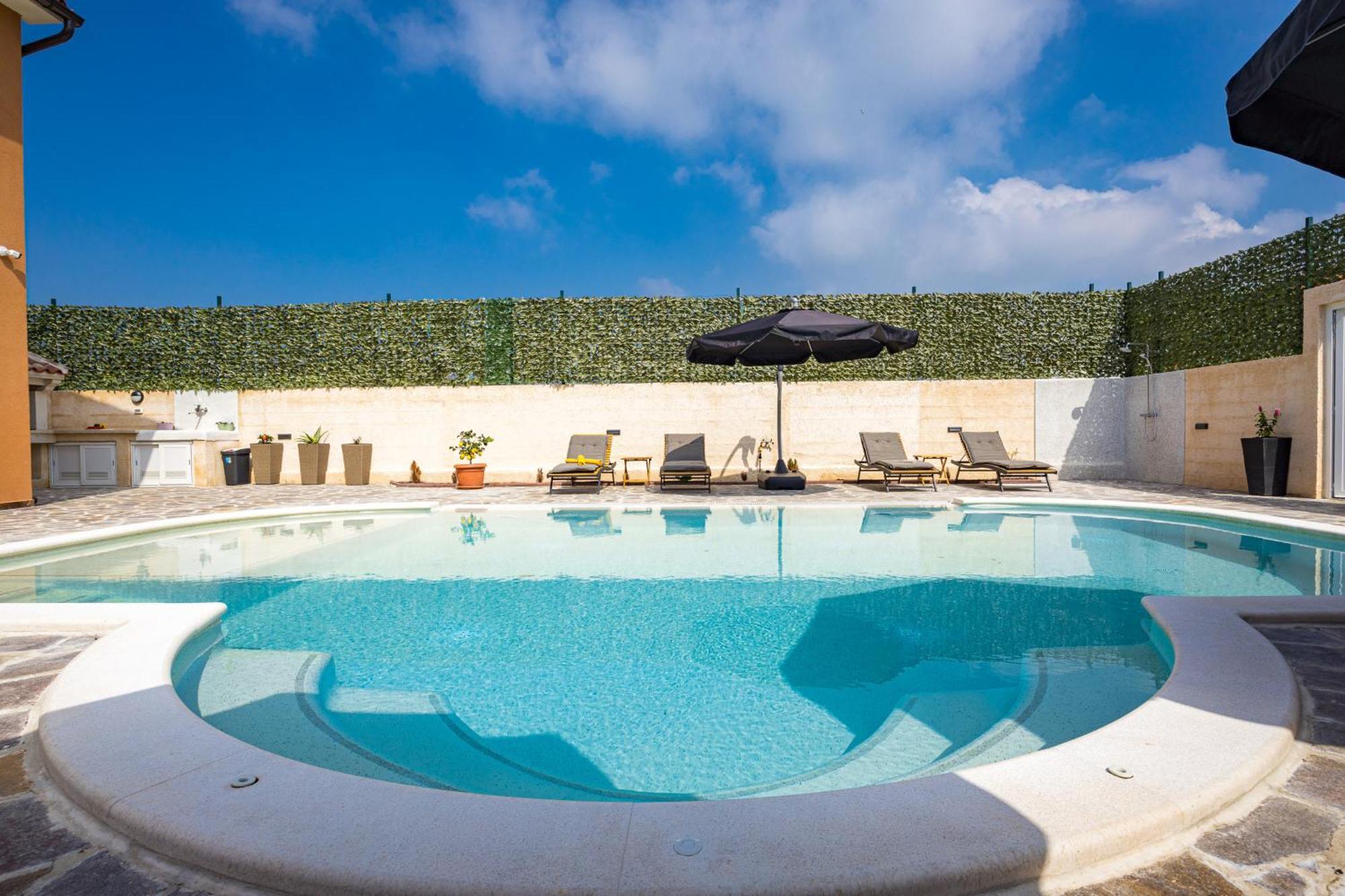 Nur For 10 People Near With 45 M2 Private Pool & Jacuzzi Only 2 Km From Vila Pula